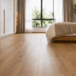 Ruang tamu berdesain modern yang menggunakan lantai SPC Edervin bermotif kayu yang elegan dan rapi.