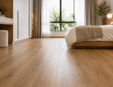 Ruang tamu berdesain modern yang menggunakan lantai SPC Edervin bermotif kayu yang elegan dan rapi.